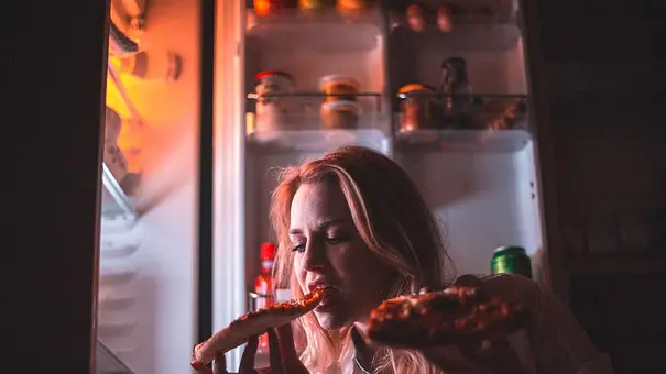 Beim Night Eating Syndrom wachst du nachts auf und hast eine Heißhunger-Attacke - Foto: iStock