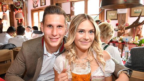 Niklas Süle und Melissa Halter beim Oktoberfest in München im September 2017. - Foto: Getty Images/Sebastian Widmann/APP Contributor