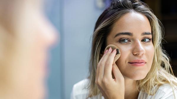 No-Make-up-Look: So gelingt der natürliche Make-up-Trend Schritt-für-Schritt - Foto: skynesher/iStock