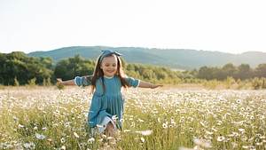 Mädchen rennt durch eine Blumenwiese (Themenbild) - Foto: morrowlight/iStock