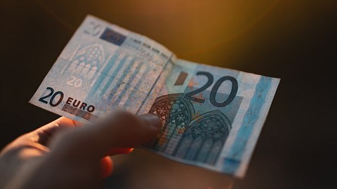 NRW: Falsche 20 Euro-Scheine im Umlauf - daran erkennst du das Falschgeld - Foto: iStock
