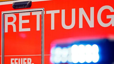 NRW: Mutter mit drei Kindern fährt in Gegenverkehr - Baby tot - Foto: imago images/Future Image/Symbolbild