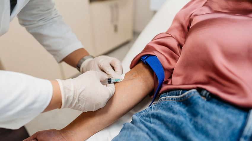 Arzt nimmt Blutproben von einer Patientin - Foto: urbazon/iStock