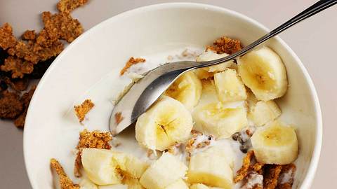 Bananen und Joghurt auf nüchternen Magen? Keine gute Idee. - Foto: iStock
