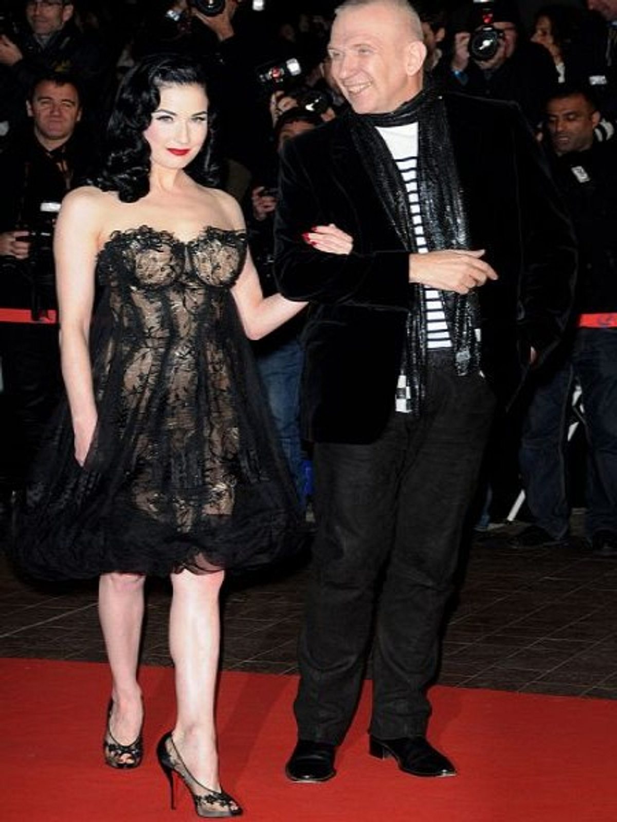 nur wenige tage zuvor hat dita von teese mit designer freund jean paul gaultier in cannes bei den nrj music awards gefeiert