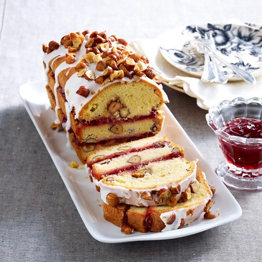 Haselnuss-Kastenkuchen mit Preiselbeerkompott nuss beere rolle