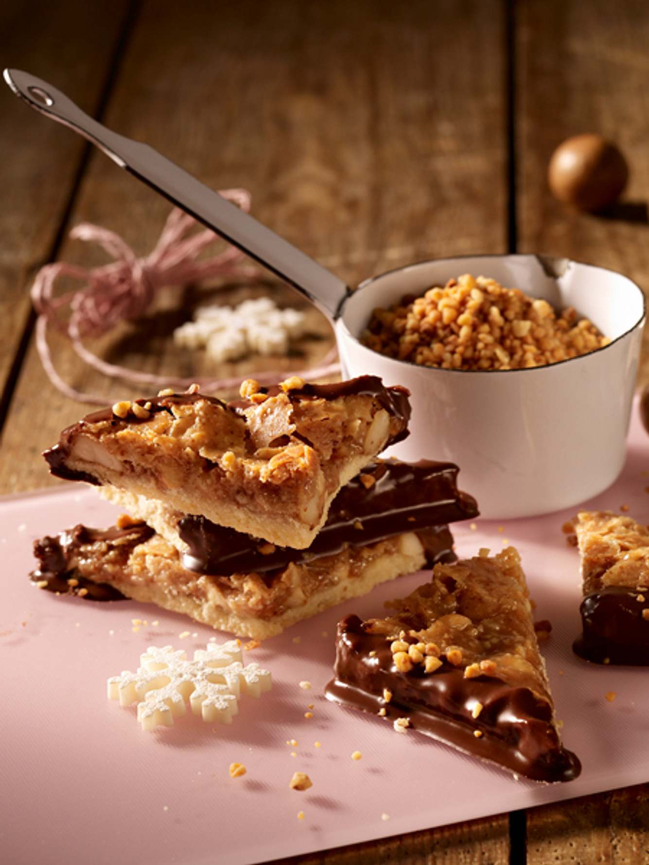Das Besondere an unseren Nussecken? Eine Decke aus Amarettini und Cashew- und Macadamianusskernen. nussecken