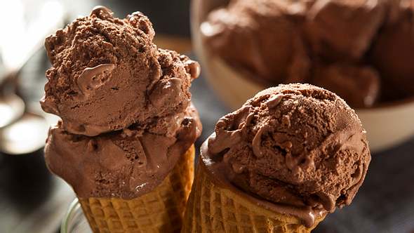 Nutella-Eis aus drei Zutaten und ohne Eismaschine - einfacher gehts nicht. - Foto: iStock