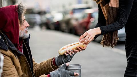 Das Ende dieses Experiments rührt zu Tränen und sollte uns alle nachhaltig verändern. - Foto: Halfpoint / iStock