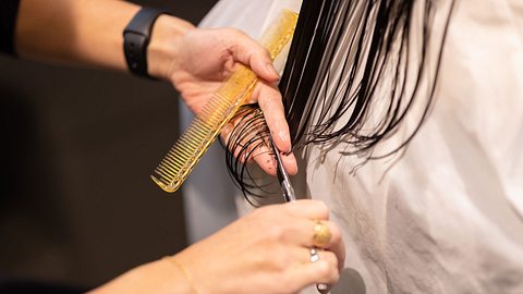 Octopus Cut: Die Frisur mit dem verrückten Namen ist das Styling-Highlight für die Feiertage! - Foto: Susumu Yoshioka/Getty Images (Themenbild)