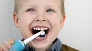 Kleiner Junge putzt sich seine Milchzähne mit einer elektrischen Kinderzahnbuerste - Foto: i-Stock/Alona Siniehina