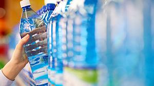 Vier Mineralwasser fielen im Test durch. - Foto: istock/ mediaphotos