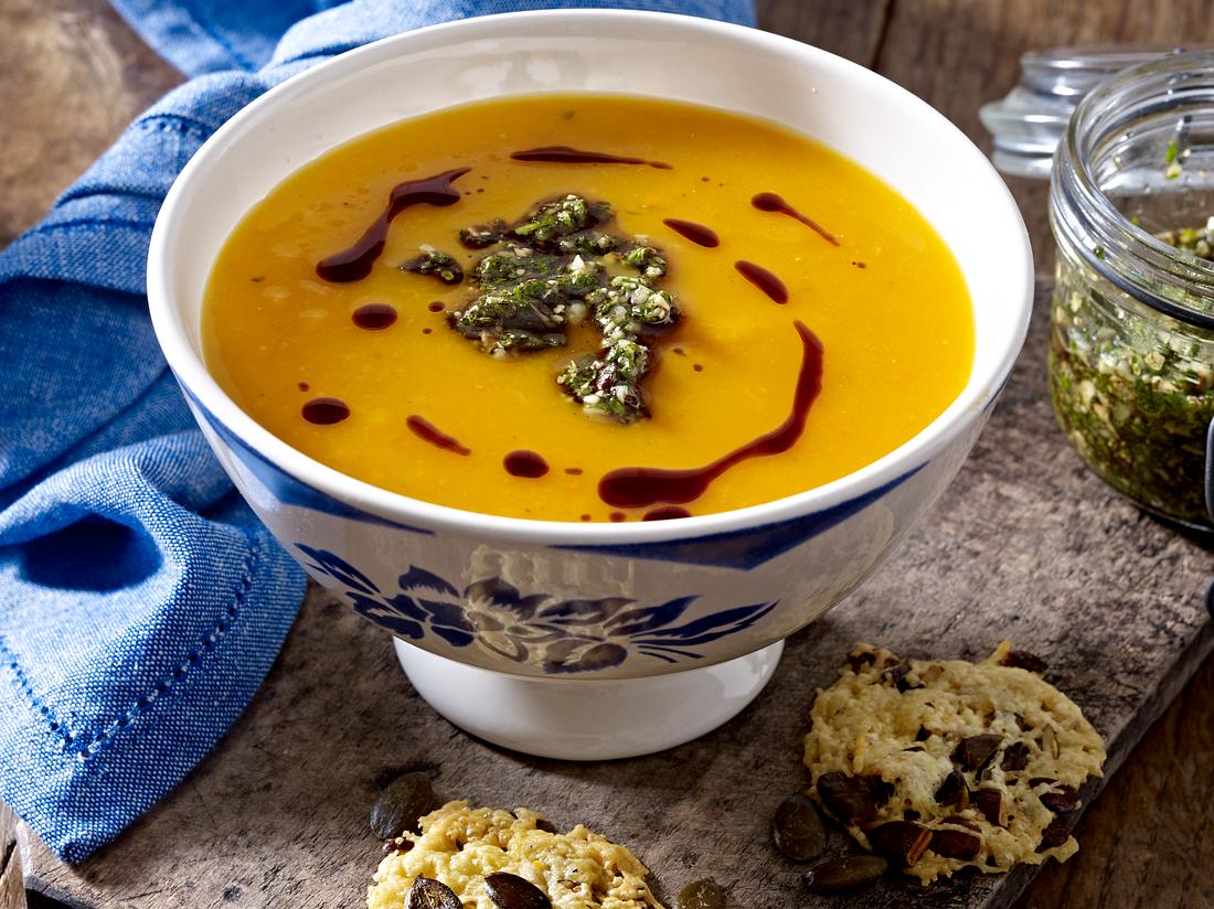 Ofen Hokkaido Suppe mit Käse-Kürbiskern-Chips Ofen Hokkaido Suppe mit Käse-Kürbiskern-Chips