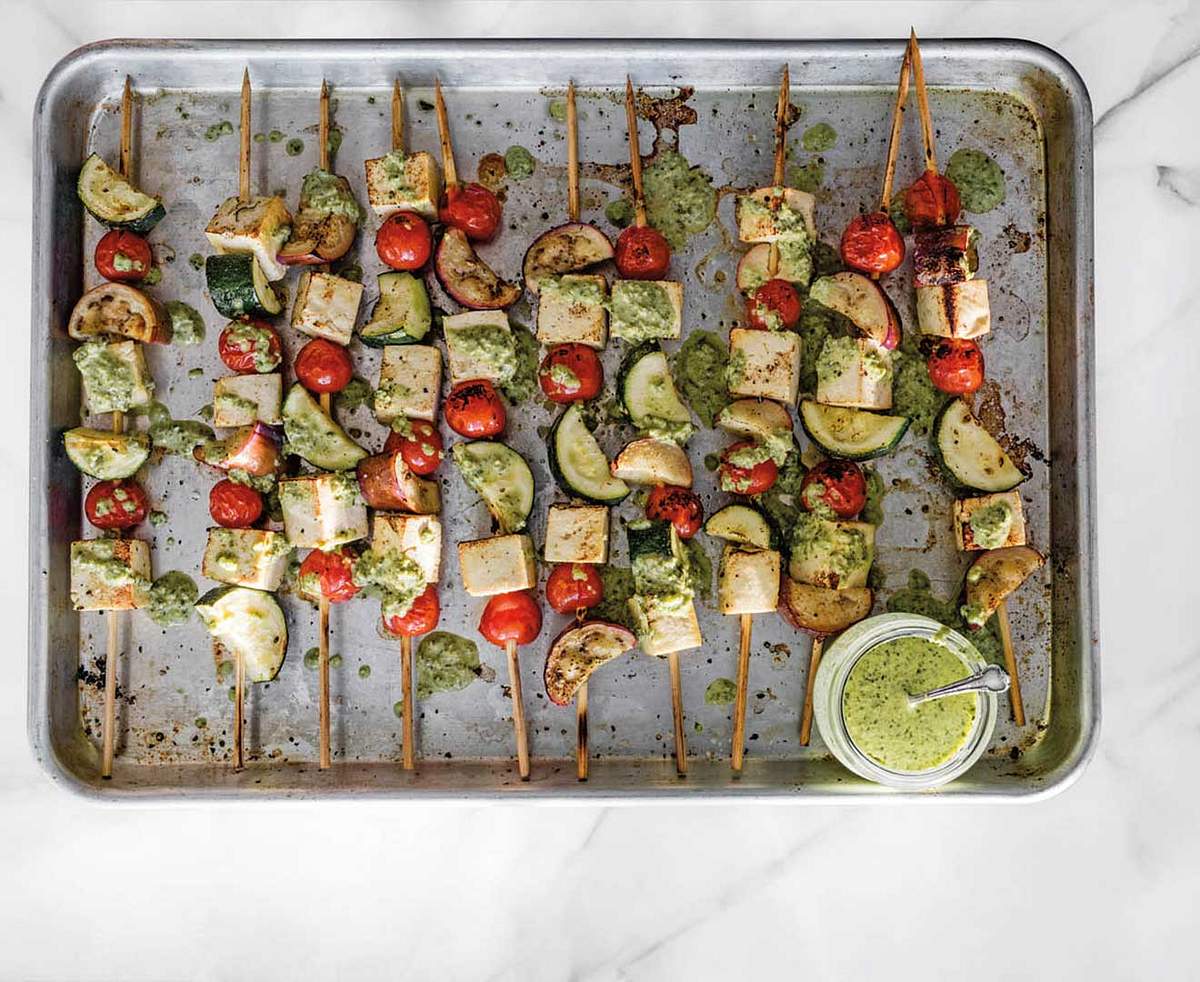 Ofengemüse: Zitronige Tofu-Gemüse-Spieße mit Chili-Sauce