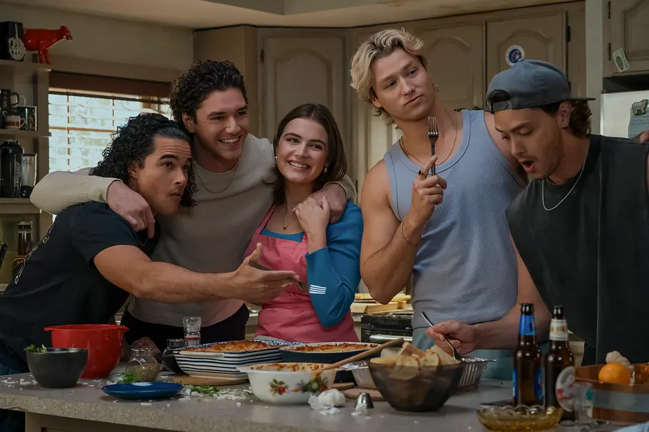 Tucker (Jalen Thomas Brooks), Garrett (Belmont Cameli), Hannah (Ella Bright), Dean (Stephen Thomas Kalyn) und Logan (Antonio Cipriano) in „Off Campus“.