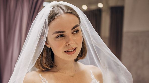 Offene Hochzeitsfrisur: Die schönsten Braut-Styling-Ideen für offene Haare - Foto: South_agency/Getty Images