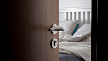 Gefährlich: Offene Zimmertür beim Schlafen - Experten warnen - Foto: iStock