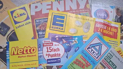 Prospekte mit Werbung von Supermärkten und Discountern: Lidl, Aldi, Penny, Netto, Edeka, Budni - Foto: IMAGO / Lobeca