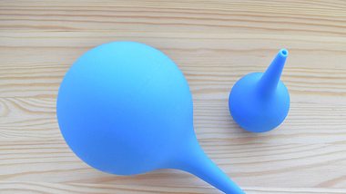 Mit einer Ballonspritze kannst du deine Ohren reinigen - Foto: iStock/Dmitry Eremeev