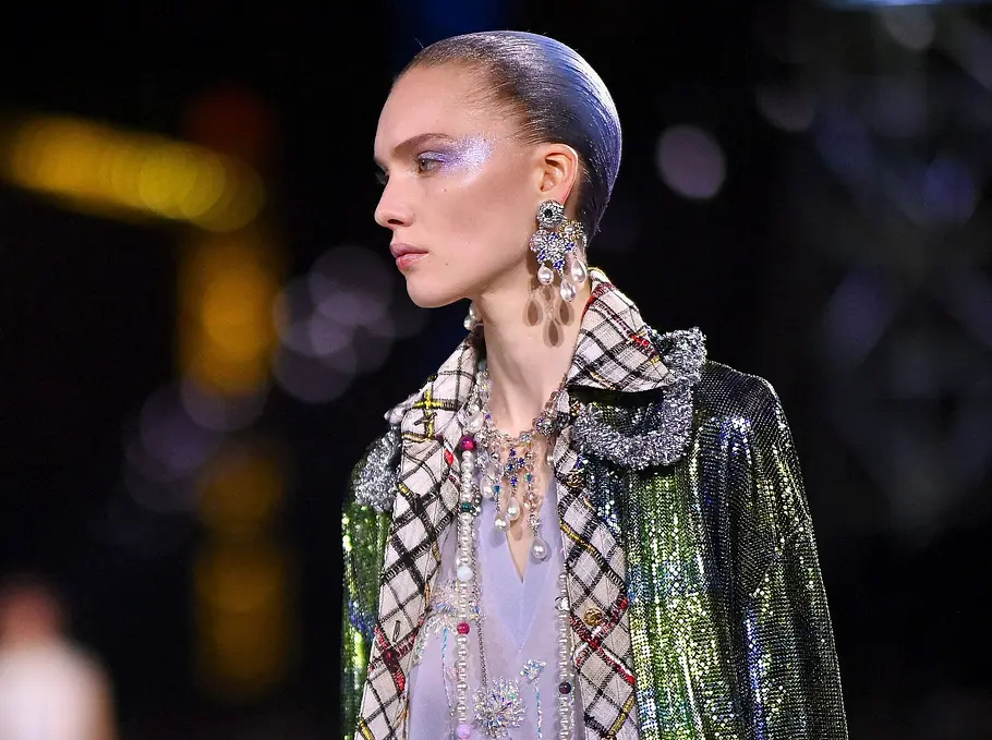 Ohrringe-Trends 2026: Model auf dem Laufsteg mit Chanel Statement-Ohrringen
