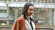 Ohrringe-Trends 2026: Streetstyle mit einer Frau in einem camelfarbenen Mantel - Foto: ddp Ohrringe-Trends 2026: Streetstyle mit einer Frau in einem camelfarbenen Mantel - Foto: ddp