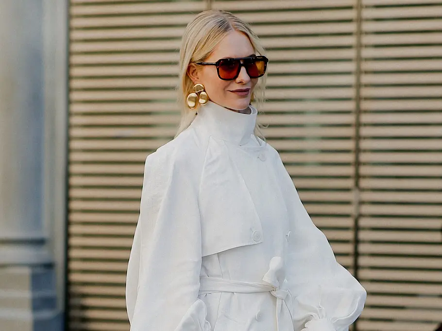 Ohrringe-Trends 2026: Streetstyle mit einer Frau mit skulpturalem Ohrschmuck