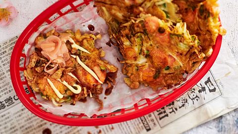 Okonomiyakis sind ein Zwischending von Puffern und Pfannkuchen. - Foto: House of Food / Bauer Food Experts KG