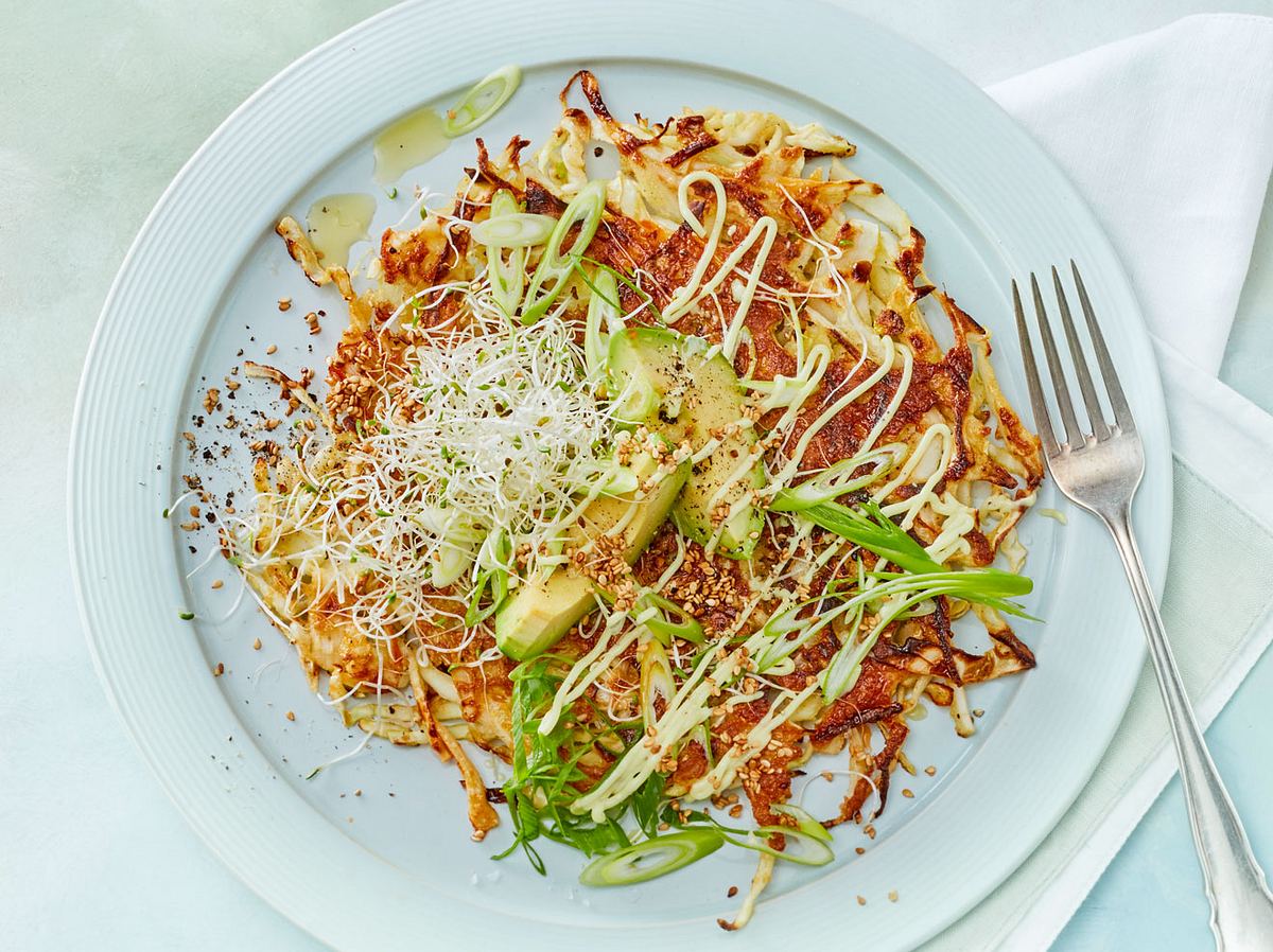 Japanische Pfannkuchen oder auch Okonomiyaki bestehen aus reichlich Gemüse und einer leckeren Teigmasse.