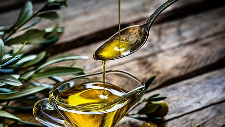 Olivenöl soll gesund sein - aber stimmt das wirklich? - Foto: fcafotodigital/iStock