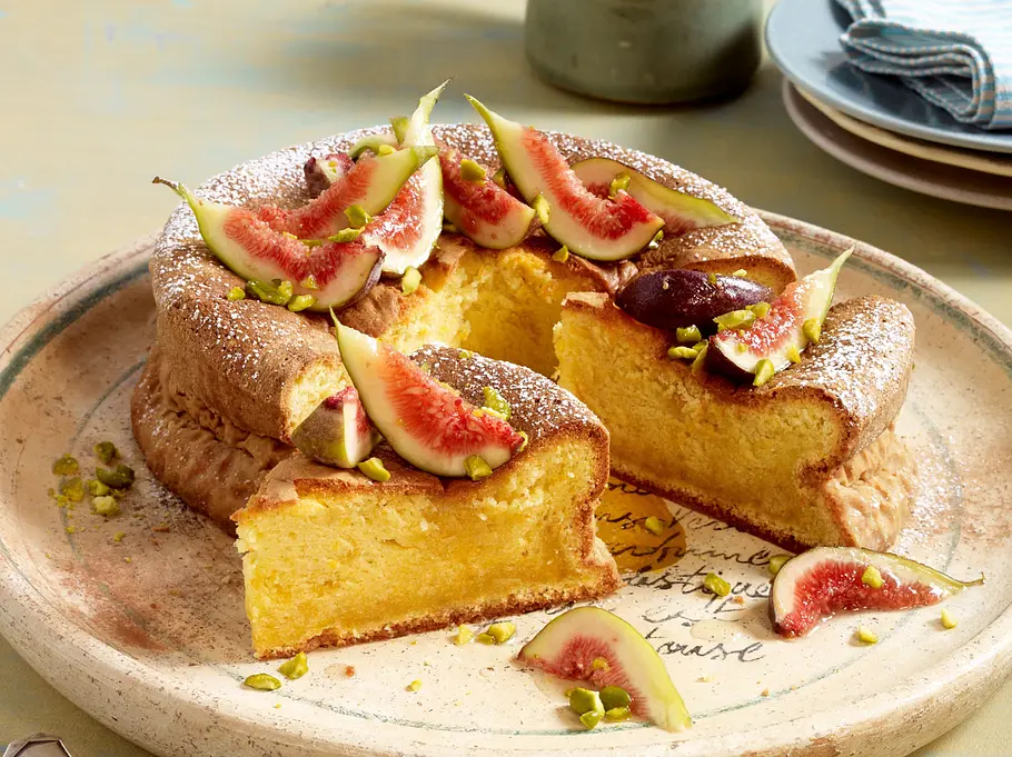Die Feigen auf diesem Olivenölkuchen dienen sowohl als Topping, wie auch zum Sirup kochen.