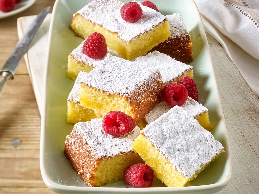 Den Olivenölkuchen kann man auch auf dem Blech zubereiten und mit Beeren garnieren.