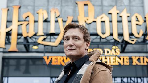 Schauspieler Oliver Masucci vor einem Harry Potter Schriftzug - Foto: Sandra Ludewig