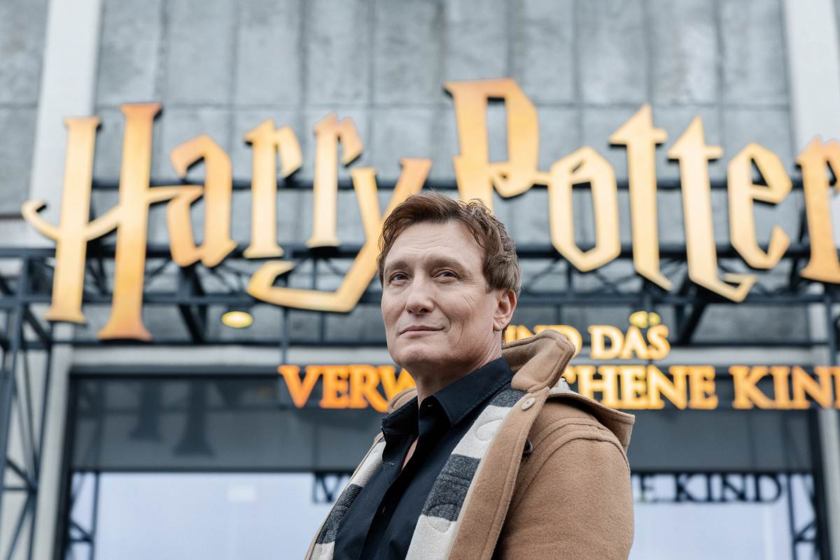 Schauspieler Oliver Masucci vor einem Harry Potter Schriftzug