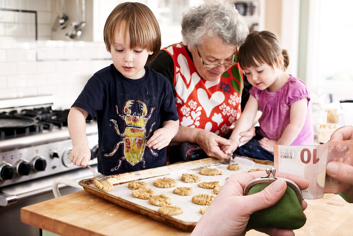 Nur gegen Geld! Oma will fürs Babysitten ihres Enkels bezahlt werden (Symbolbild).