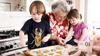 Nur gegen Geld! Oma will fürs Babysitten ihres Enkels bezahlt werden (Symbolbild). - Foto: Getty Images/Jenny Elia Pfeiffer/ Hinterhaus Productions