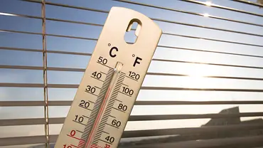 Ein Thermometer, das vor Jalousien gehalten wird zeigt fast 40 Grad Celsius an. - Foto: Marccophoto/iStock