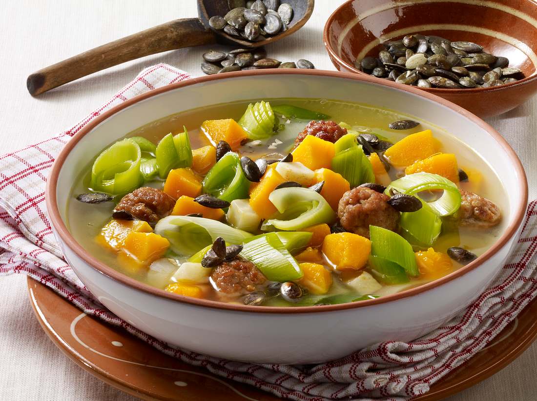 Omas Kürbissuppe: Eintopf mit Kürbis, Lauch und Mettklößchen Omas Kürbissuppe: Eintopf mit Kürbis, Lauch und Mettklößchen