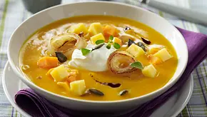 Omas Kürbissuppe- Rezept mit knusprigen Zwiebelringen und Crème fraîche - Foto: Keller, Food & Foto, Hamburg Omas Kürbissuppe- Rezept mit knusprigen Zwiebelringen und Crème fraîche - Foto: Keller, Food & Foto, Hamburg