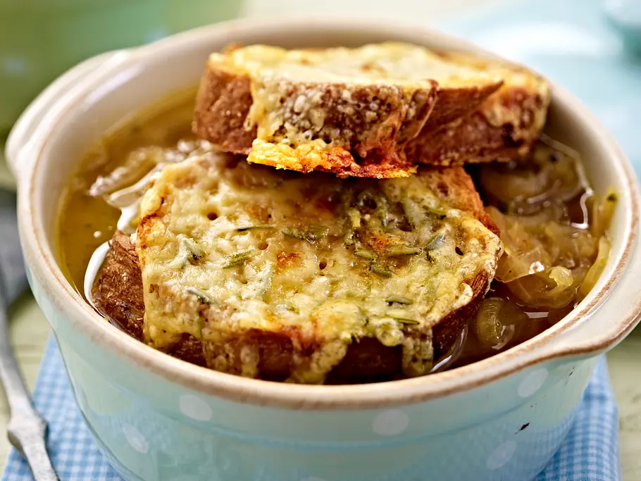 Omas Zwiebelsuppe mit Käse zugedeckt Omas Zwiebelsuppe mit Käse zugedeckt