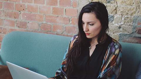Online-Therapie als Alternative zur Gesprächstherapie? - Foto: iStock/lechatnoir