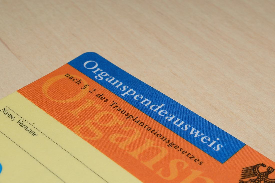 Ein Organspendeausweis hilft bei der Entscheidung, denn neben der Zustimmung kann auch die Ablehnung ausgesprochen werden - und nimmt Angehörige aus der Verantwortung. (Themenbild) Ein Organspendeausweis hilft bei der Entscheidung, denn neben der Zustimmung kann auch die Ablehnung ausgesprochen werden - und nimmt Angehörige aus der Verantwortung. (Themenbild)