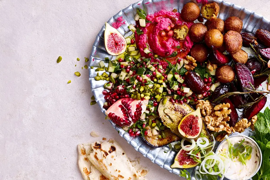Orientalische Snackplatte: Mezze Style Orientalische Snackplatte: Mezze Style