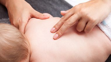 Osteopathie bei Kindern und Babys: Wann hilft es? - Foto: iStock/naumoid