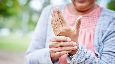 Osteoporose: So kann die Homöopathie helfen - Foto: Moyo Studio/iStock