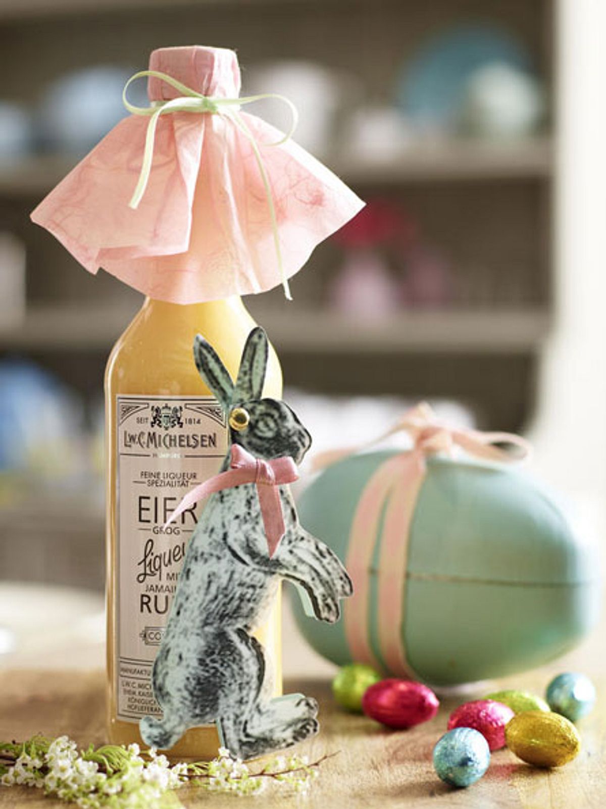 Ein Mitbringsel zu Ostern zu dekorieren ist ganz einfach und kommt sicher gut an.