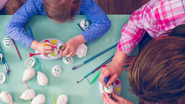 Osterbasteln mit Kindern: 8 Anleitungen - Foto: iStock/ GMVozd