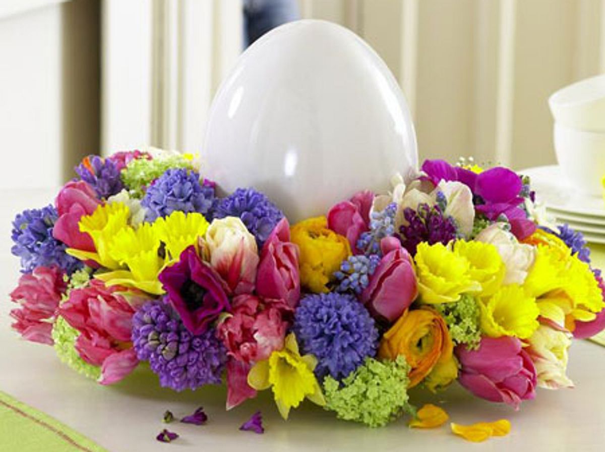 Osterdeko-DIY: Als Ei-Catcher dient ein großes Ei mit bunten Blumen
