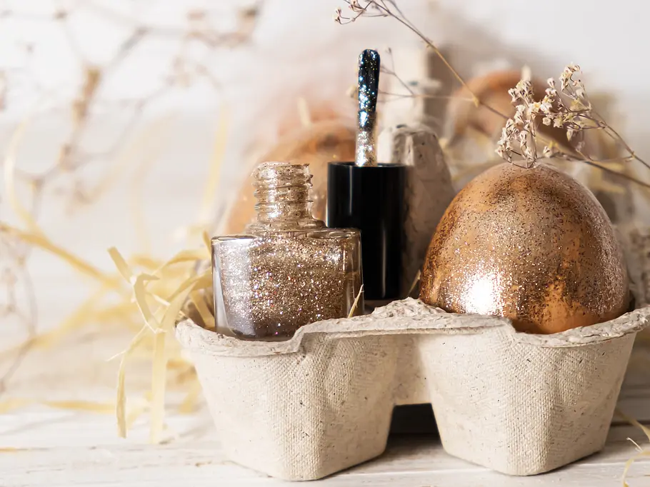 Ostereier mit Nagellack färben: Glitzerlacke für Glamour-Eier