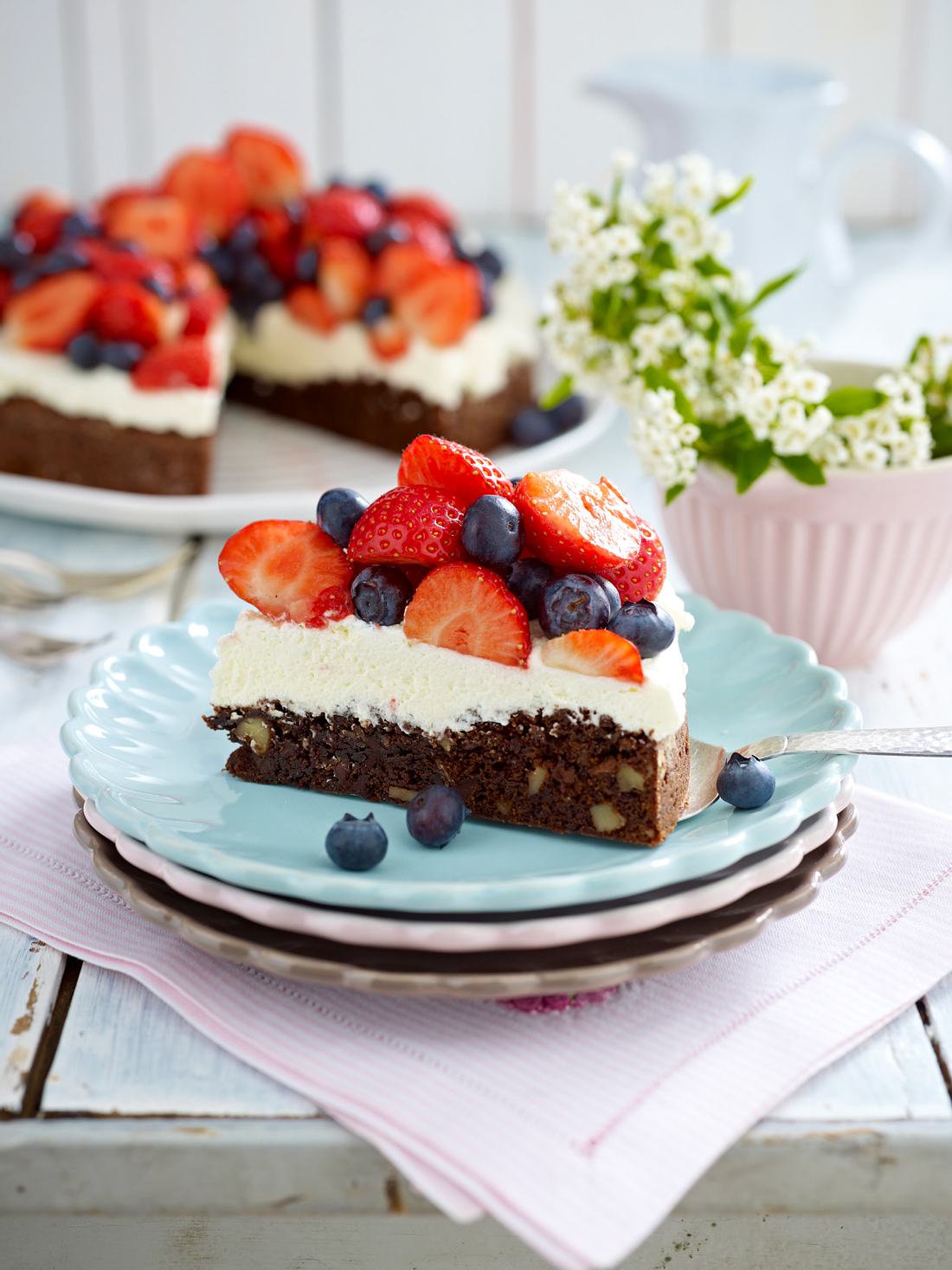 Brownie-Walnuss-Torte mit Erdbeeren und Heidelbeeren Osterkuchen Rezepte: 19 köstliche Ideen zum Schlemmen