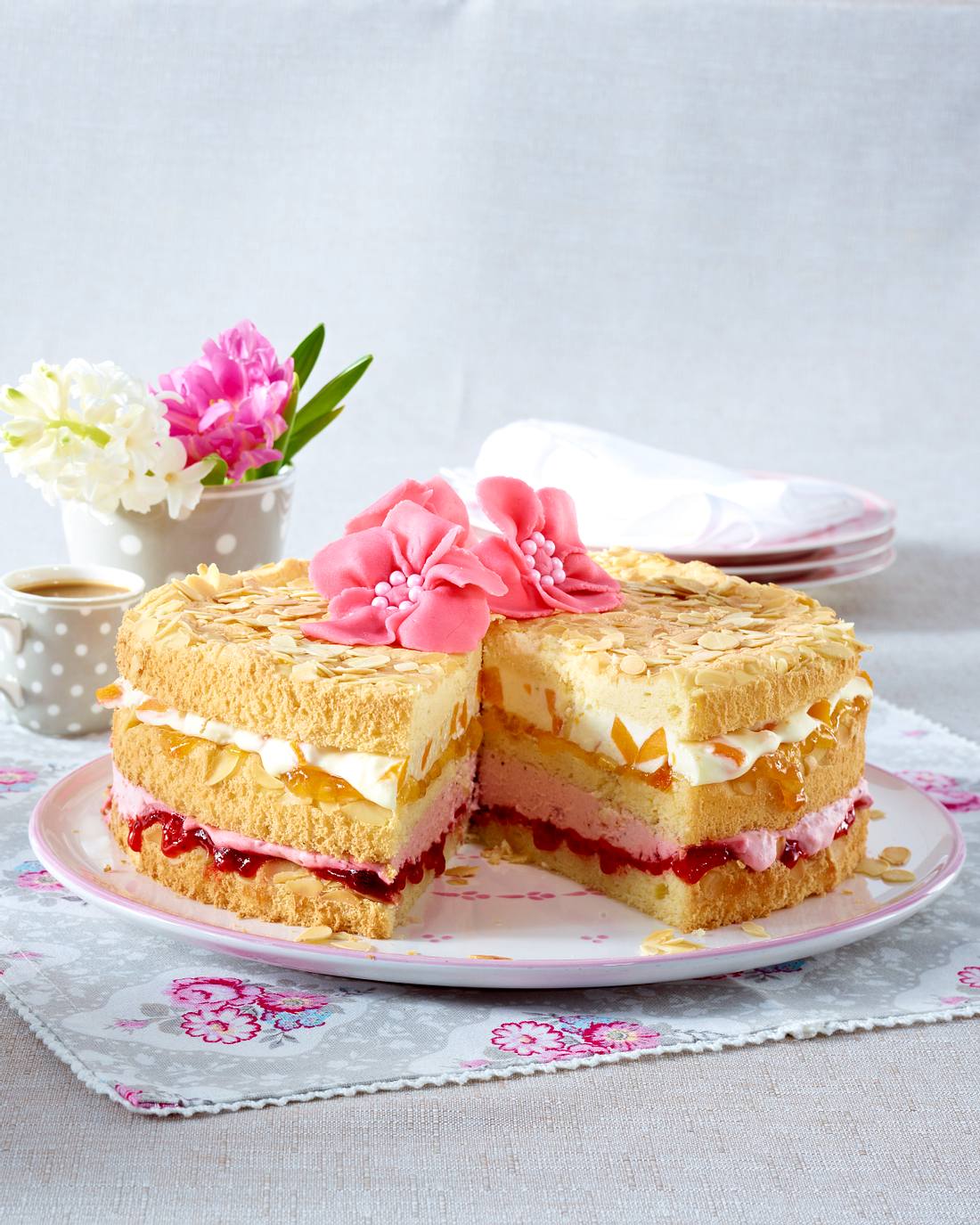 Erdbeer-Pfirsichtorte zu Ostern Osterkuchen Rezepte: 19 köstliche Ideen zum Schlemmen